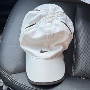 Nike White and Black Men’s Lightweight Sport Cap